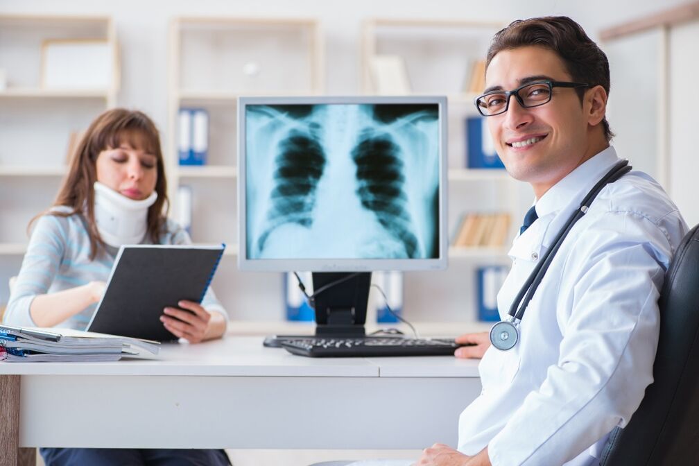 Doktorda servikal osteokondrozlu hasta